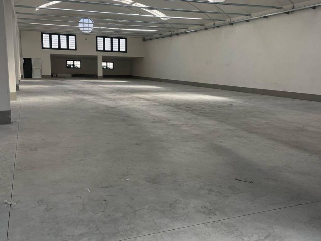 locale commerciale in vendita a Prato in zona Le Badie