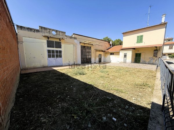 casa indipendente in vendita a Prato