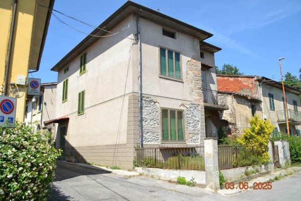 casa indipendente in vendita a Prato in zona Figline