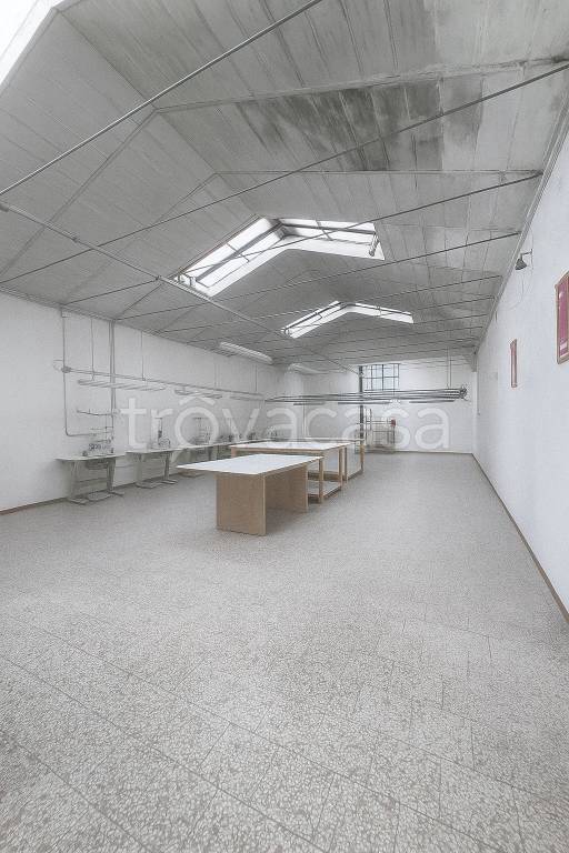 locale commerciale in vendita a Prato in zona Tavola