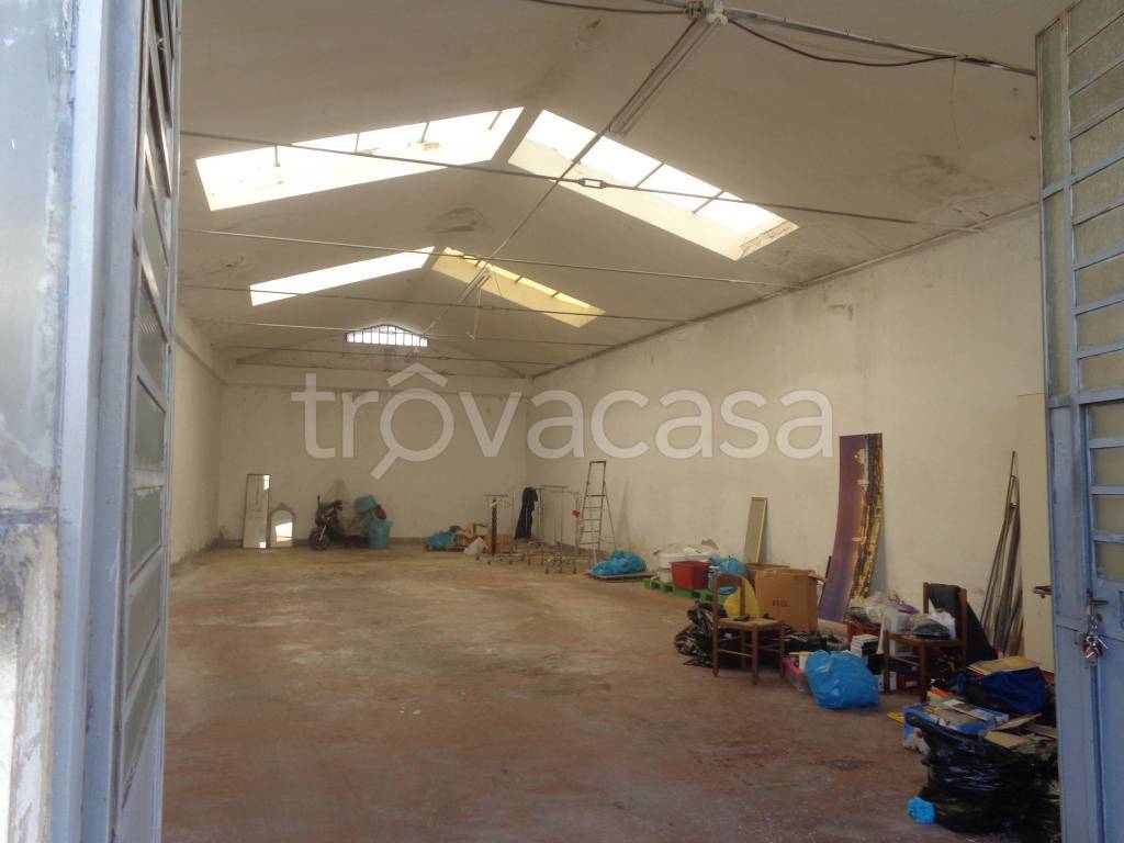 locale commerciale in vendita a Prato in zona Santa Lucia