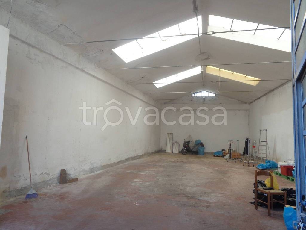 locale commerciale in vendita a Prato in zona Santa Lucia