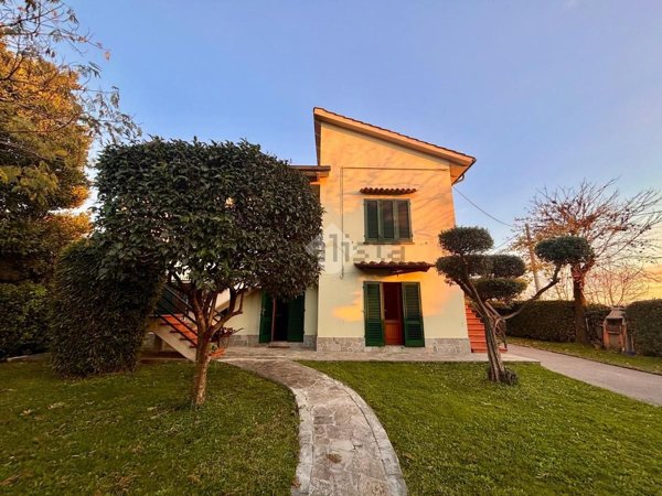 casa indipendente in vendita a Prato in zona Iolo