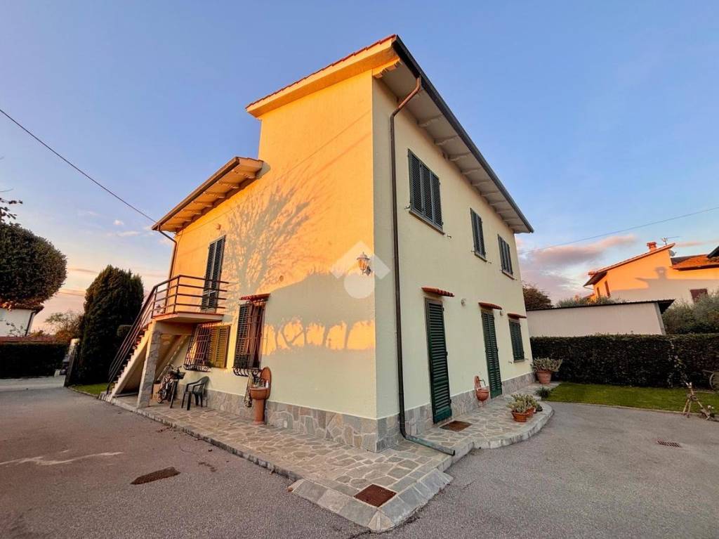 casa indipendente in vendita a Prato in zona Iolo