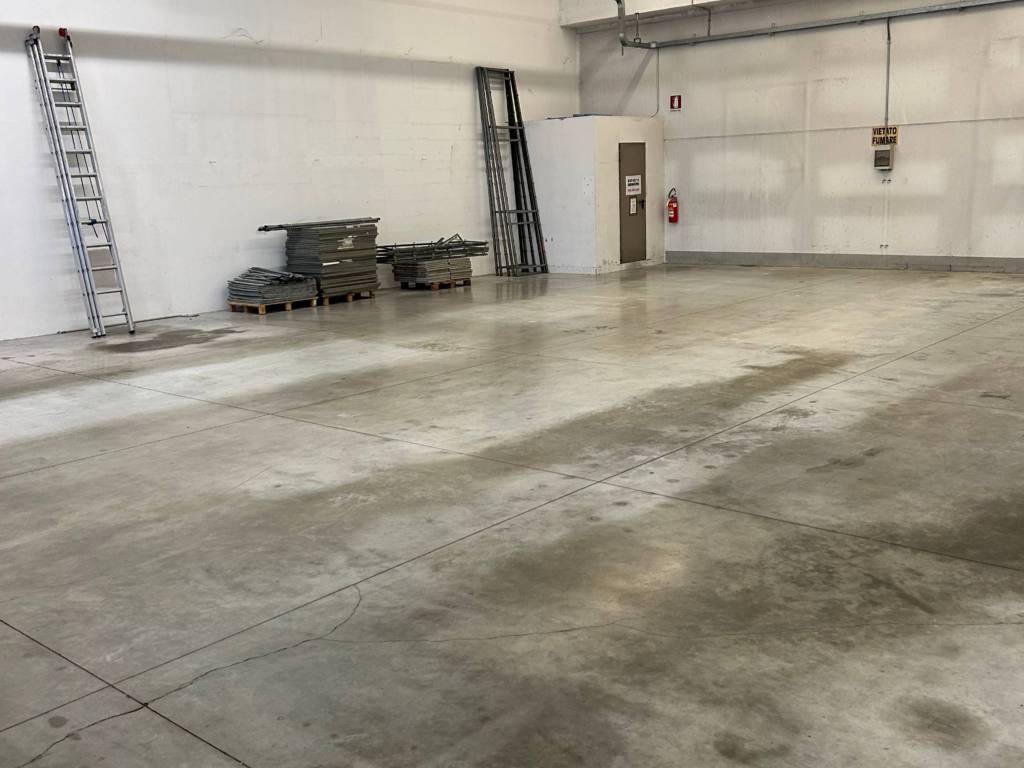 locale commerciale in vendita a Prato in zona Coiano