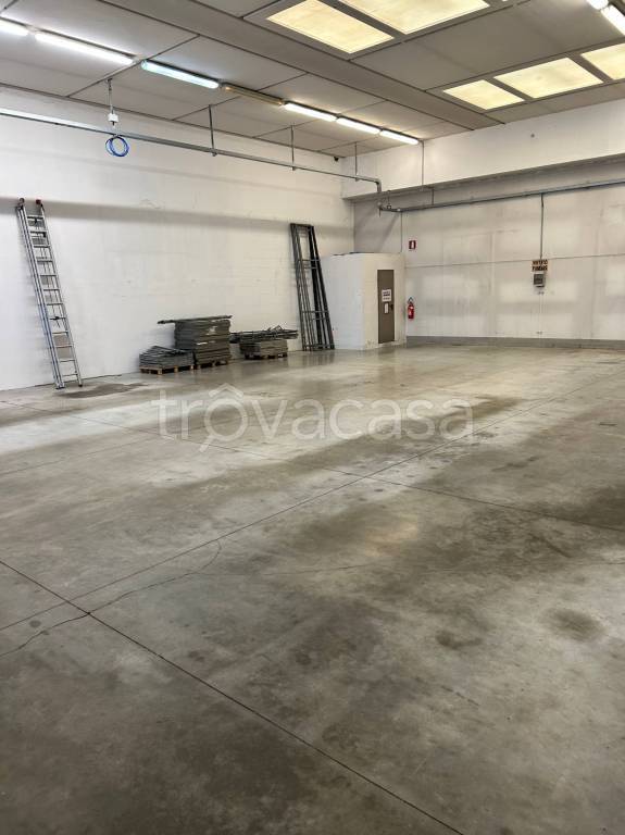 locale commerciale in vendita a Prato in zona Coiano