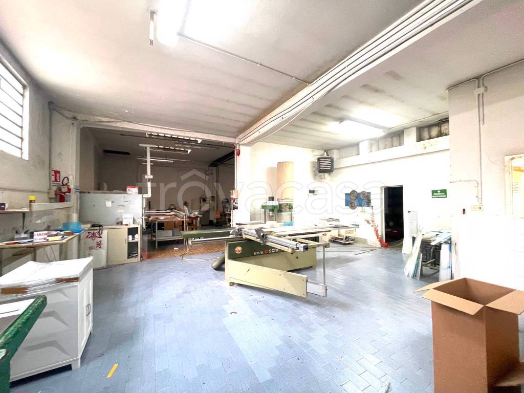 locale commerciale in vendita a Prato