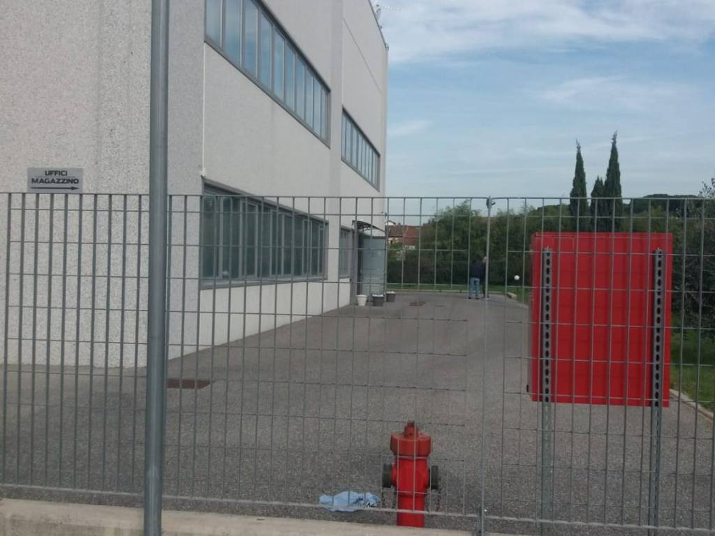 capannone in vendita a Prato in zona Iolo