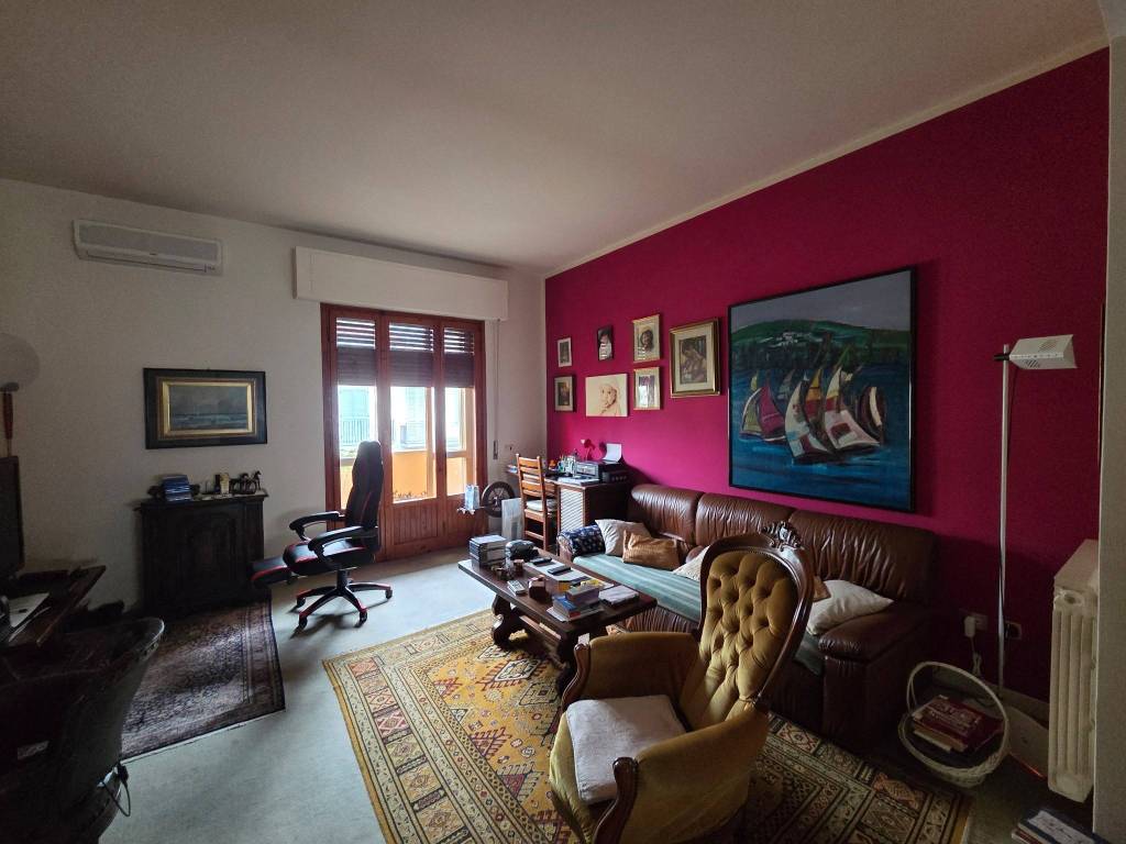 casa indipendente in vendita a Prato in zona Santa Lucia