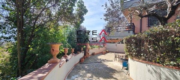 casa indipendente in vendita a Prato in zona Santa Lucia