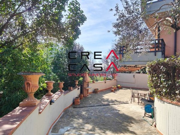 casa indipendente in vendita a Prato in zona Santa Lucia