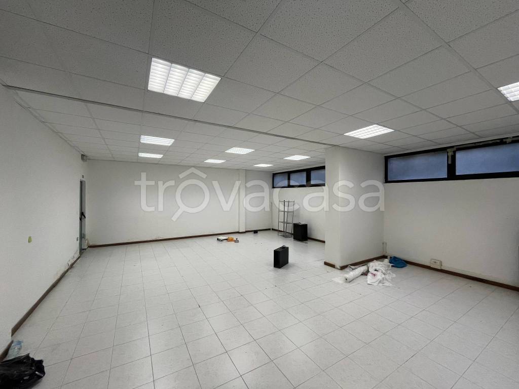 ufficio in vendita a Prato in zona Paperino