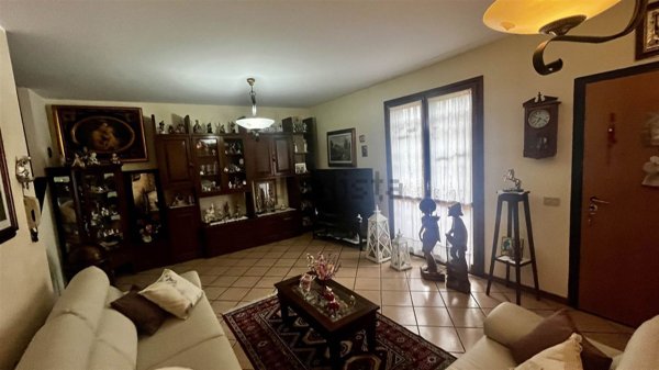 casa indipendente in vendita a Prato in zona Paperino