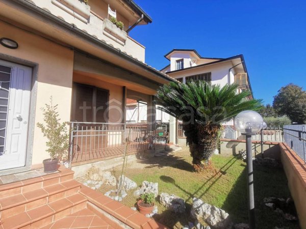 casa indipendente in vendita a Prato in zona Iolo