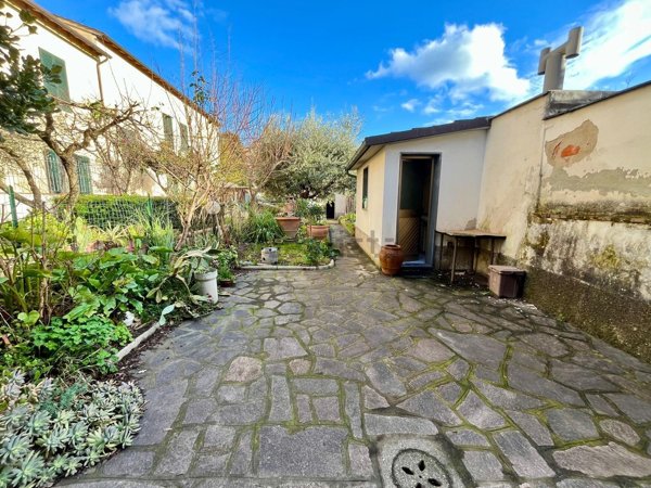 casa indipendente in vendita a Prato in zona Iolo