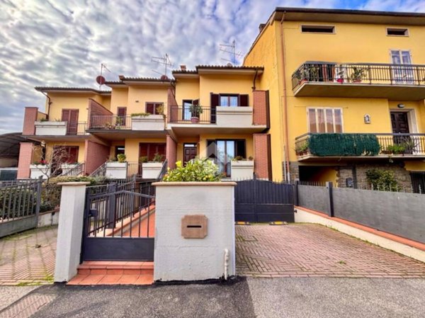 casa indipendente in vendita a Prato in zona Casale