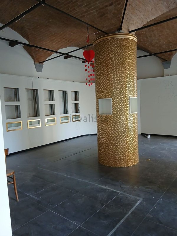 locale commerciale in vendita a Prato