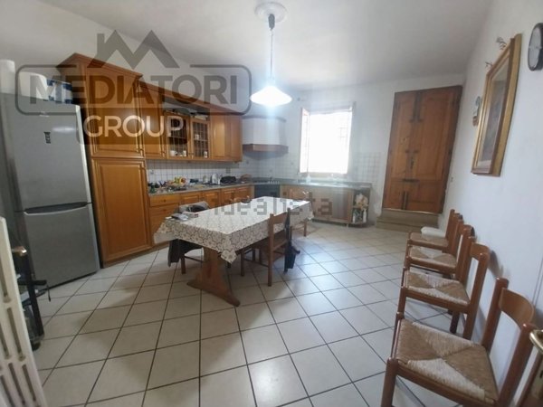 esavano in vendita a Prato in zona Paperino