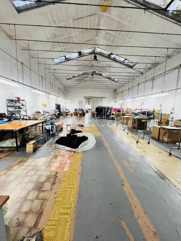 locale commerciale in vendita a Prato in zona Iolo