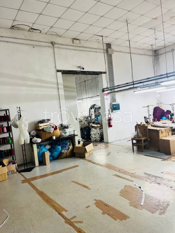 locale commerciale in vendita a Prato in zona Iolo