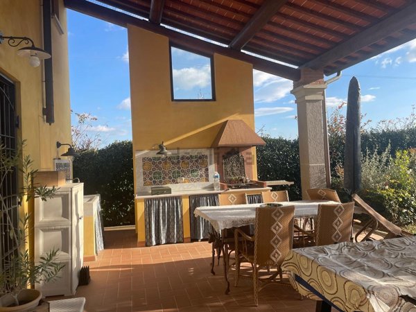 casa indipendente in vendita a Prato in zona Castelnuovo