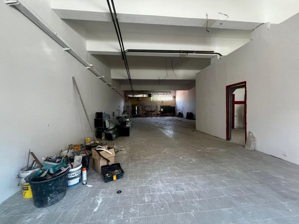 negozio in vendita a Prato in zona Galciana