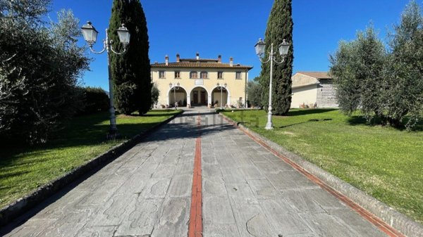 casa indipendente in vendita a Prato in zona Castelnuovo