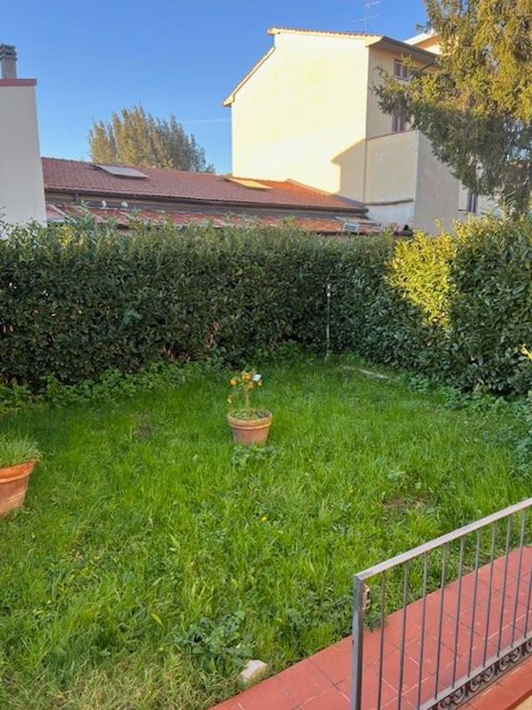 casa indipendente in vendita a Prato