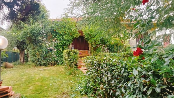 casa indipendente in vendita a Prato in zona Paperino