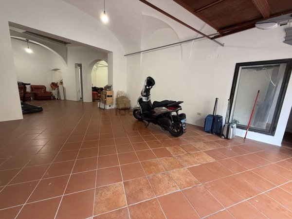 locale di sgombero in vendita a Prato