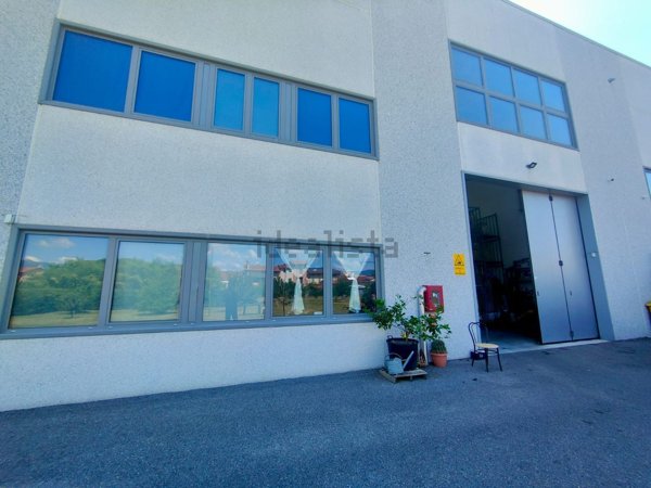 capannone in vendita a Prato in zona Tobbiana