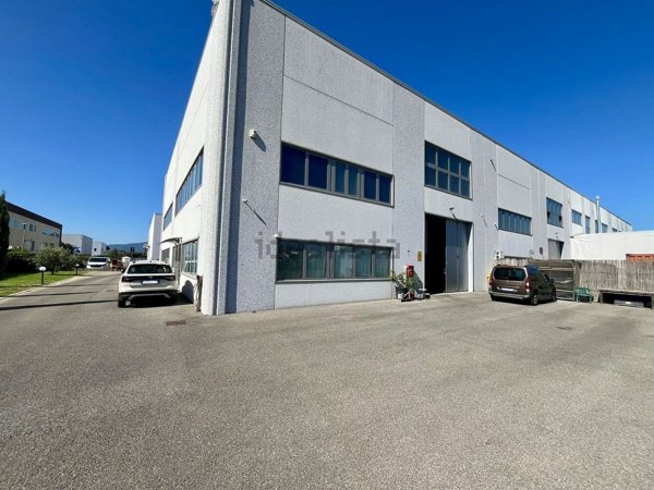 locale di sgombero in vendita a Prato in zona Tobbiana