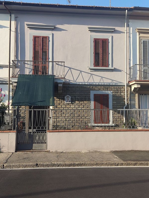 casa indipendente in vendita a Prato