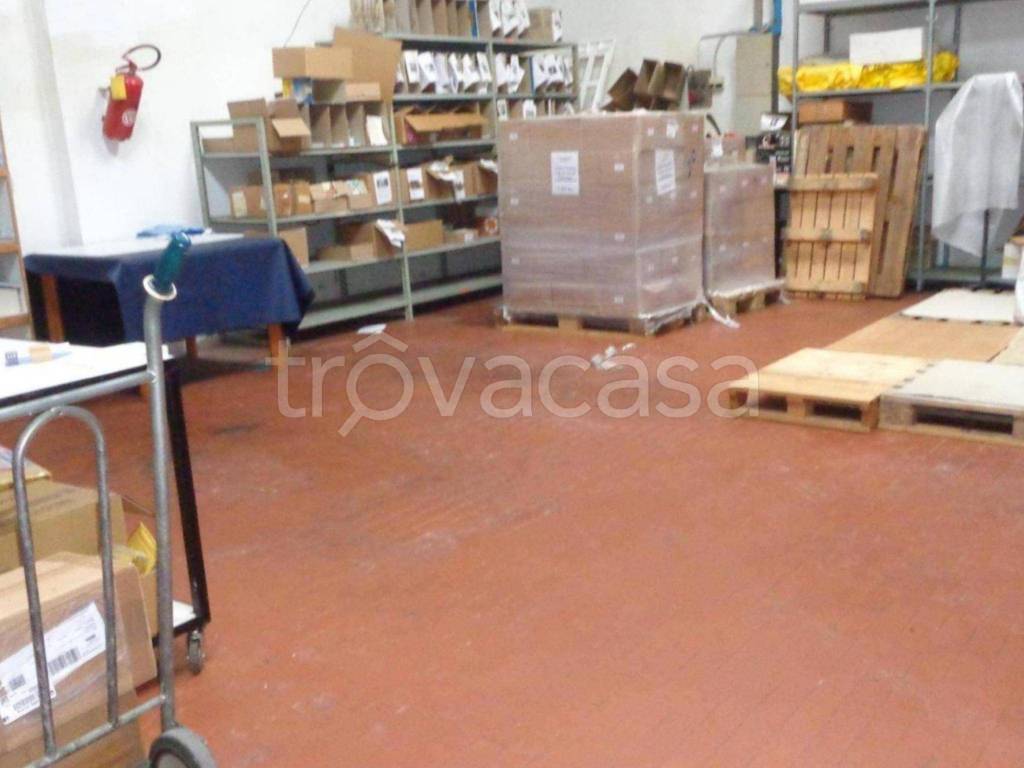 locale commerciale in vendita a Prato in zona Iolo