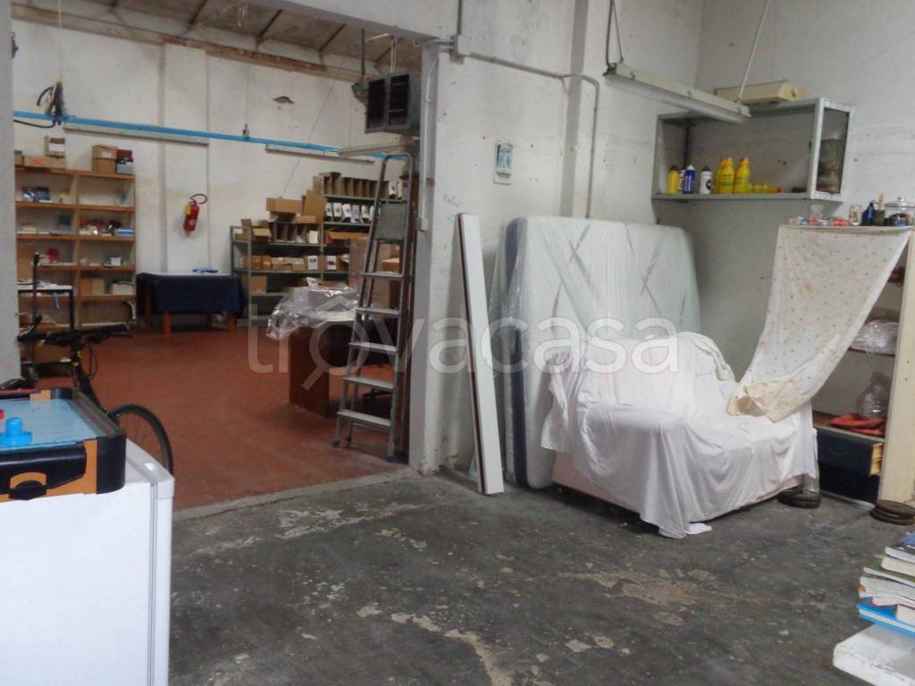 locale commerciale in vendita a Prato in zona Iolo