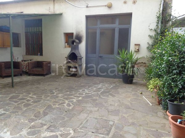 locale commerciale in vendita a Prato in zona Iolo