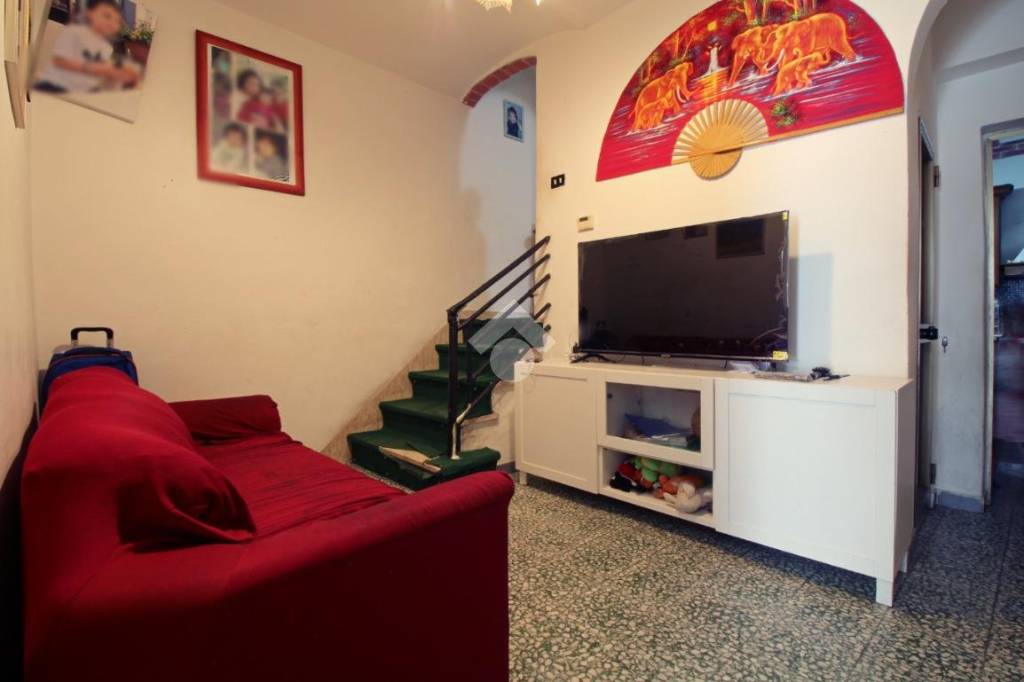 casa indipendente in vendita a Prato in zona Cafaggio