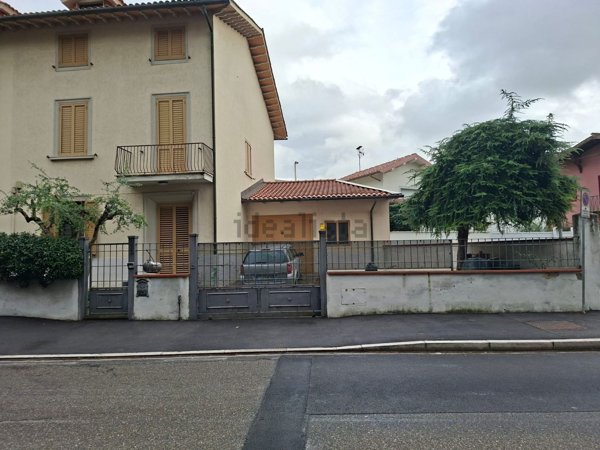 casa indipendente in vendita a Prato