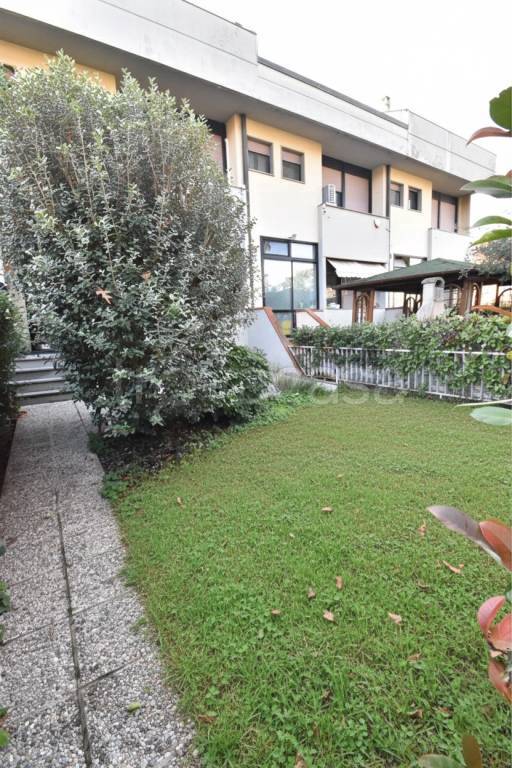 casa indipendente in vendita a Prato in zona Cafaggio