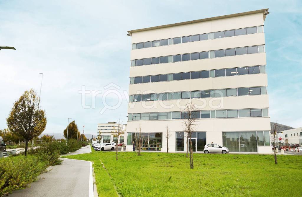 ufficio in vendita a Prato in zona Paperino