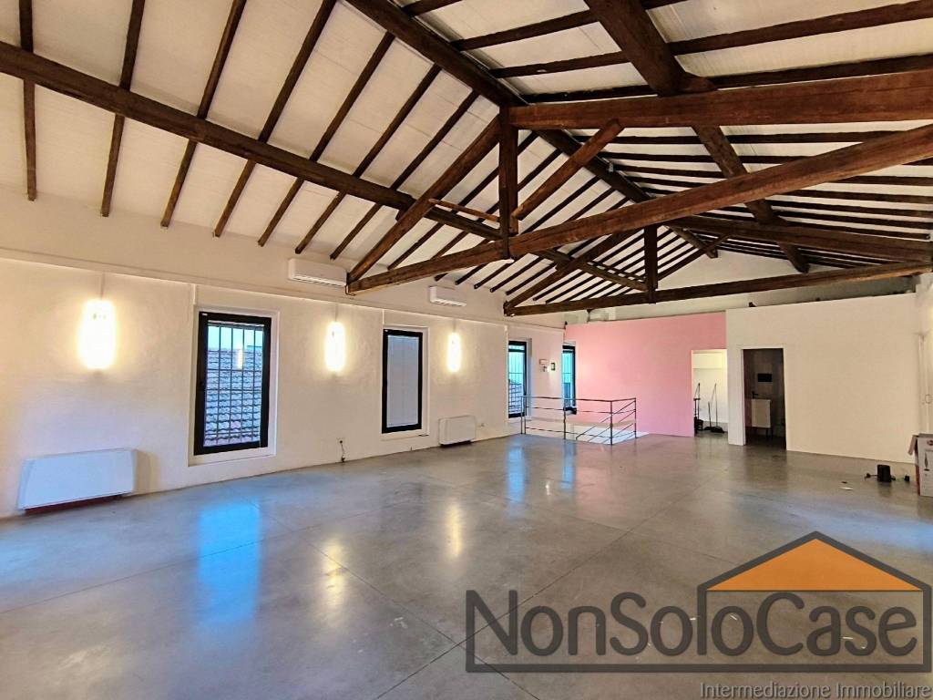 negozio in vendita a Prato