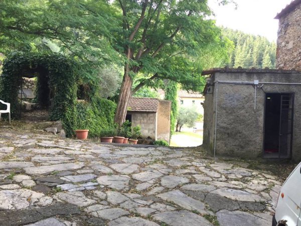 casa indipendente in vendita a Prato in zona Carteano
