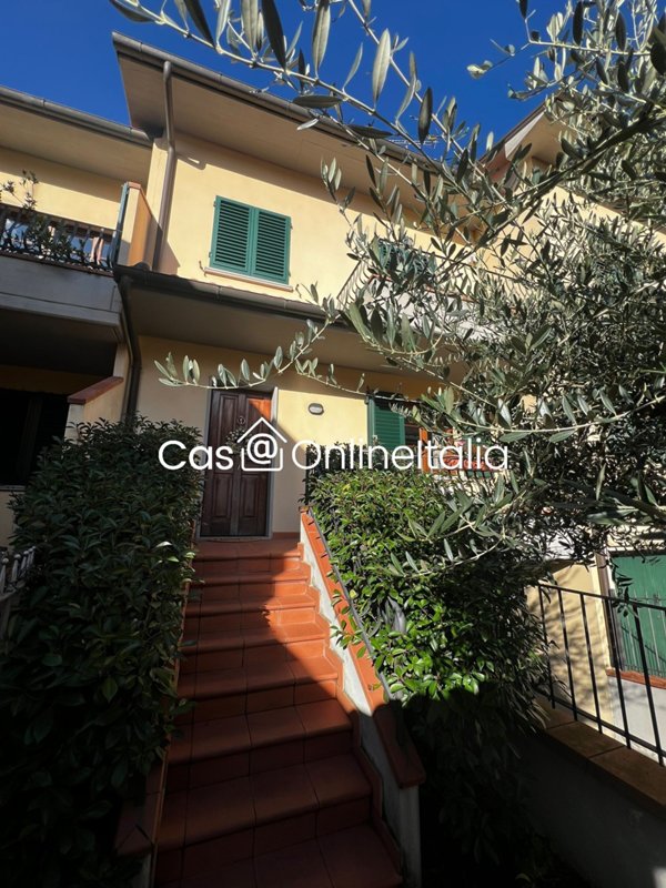 casa indipendente in vendita a Prato