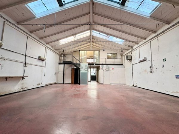 capannone in vendita a Prato