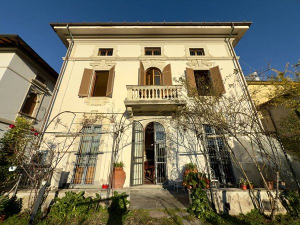 casa indipendente in vendita a Prato