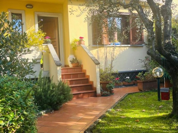 casa indipendente in vendita a Prato