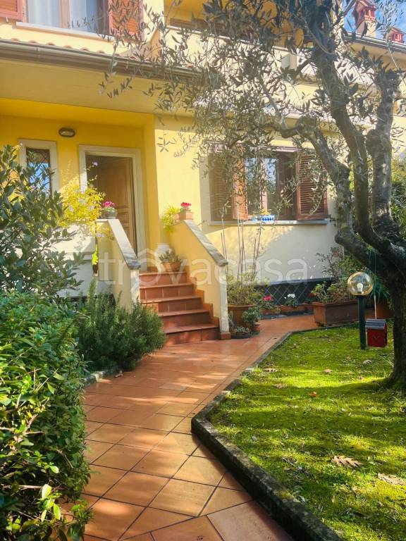 casa indipendente in vendita a Prato