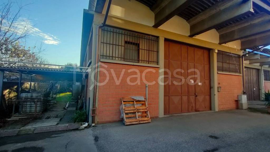 locale commerciale in vendita a Prato in zona Paperino