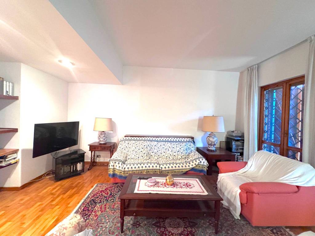 casa indipendente in vendita a Prato in zona Figline