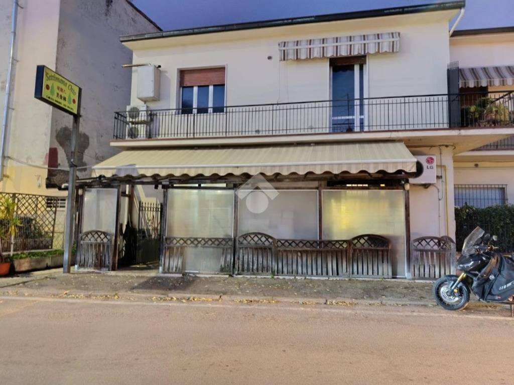 negozio in vendita a Prato in zona Galciana